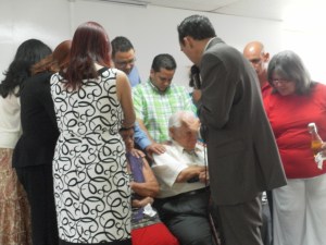 Presbiterio dando palabra y honrando al Pastor David y a Marina López